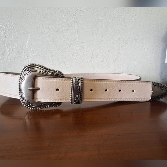 Vince Camuto Wester Buckle Vanilla Belt 44" - Picture 3 of 10